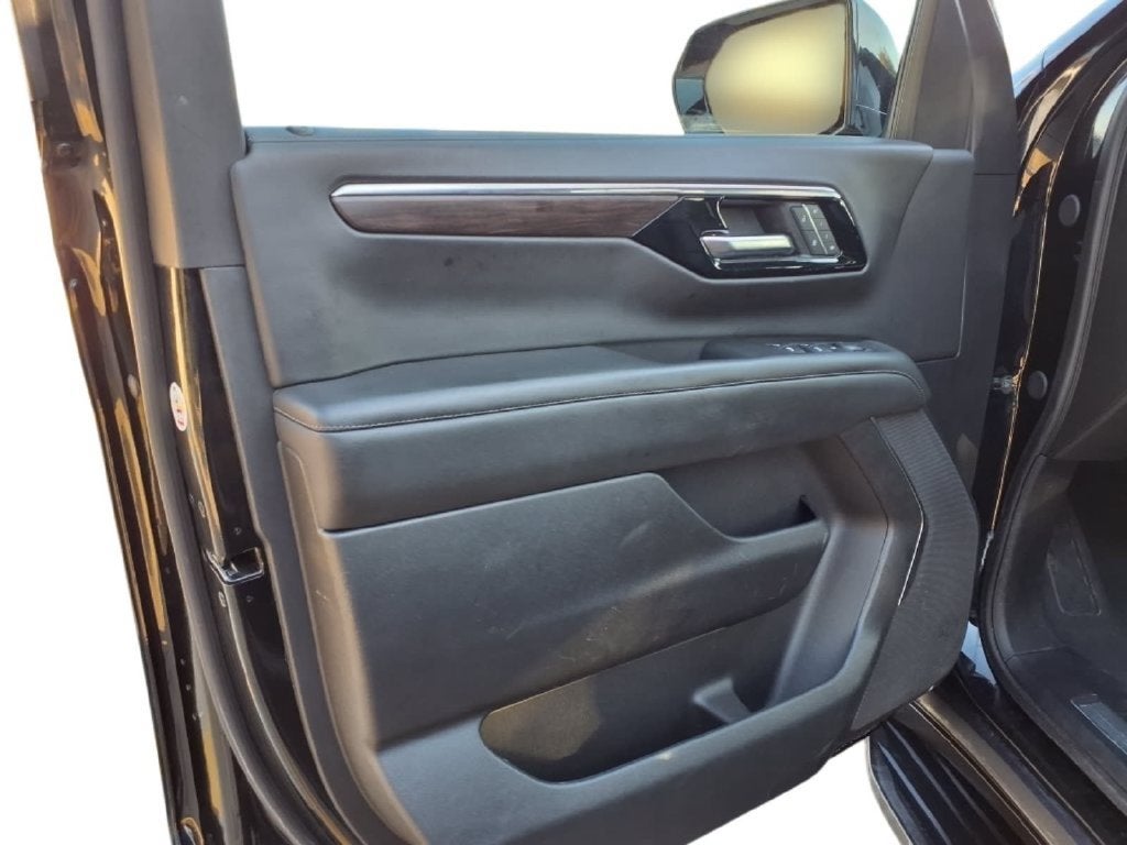 2025 Chevrolet Suburban LT