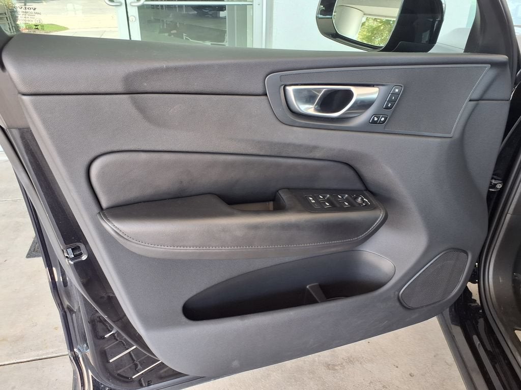 2024 Volvo XC60 Plus Dark Theme
