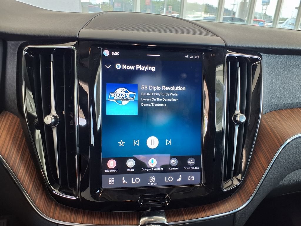 2024 Volvo XC60 Plus Dark Theme