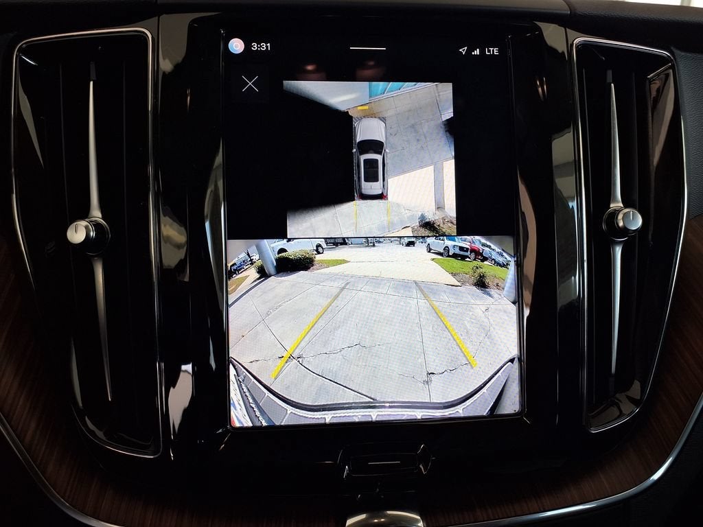 2024 Volvo XC60 Plus Dark Theme