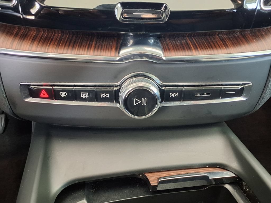 2024 Volvo XC60 Plus Dark Theme