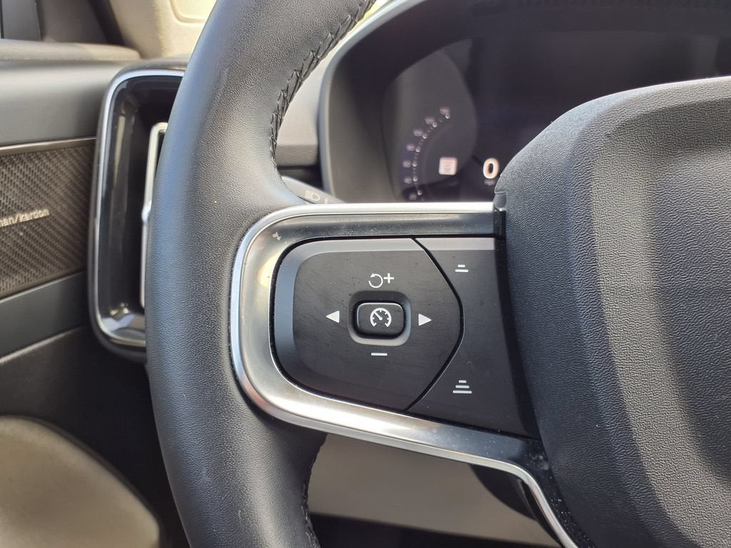 2023 Volvo XC40 Ultimate Bright Theme