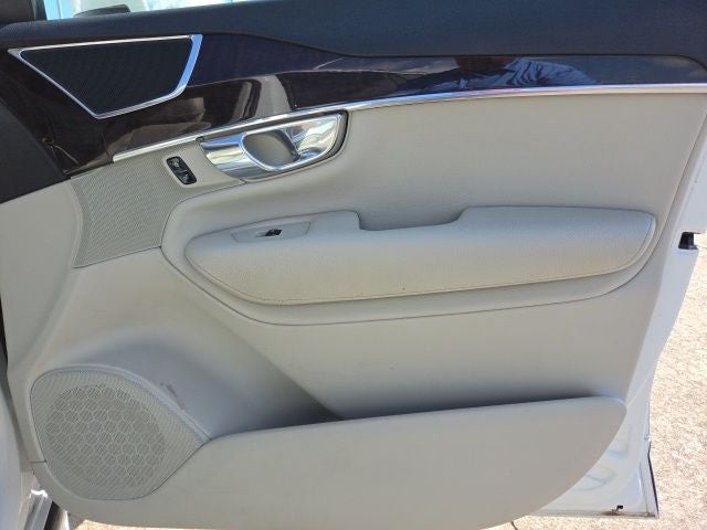 2016 Volvo XC90 T6 Momentum