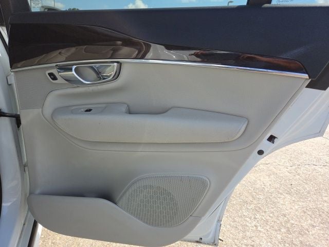 2016 Volvo XC90 T6 Momentum