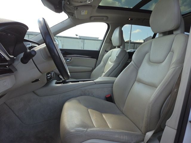 2016 Volvo XC90 T6 Momentum