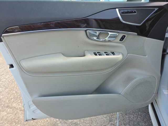 2016 Volvo XC90 T6 Momentum