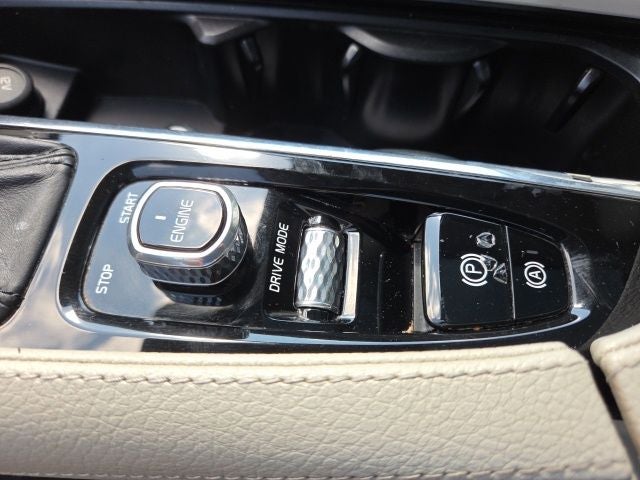 2016 Volvo XC90 T6 Momentum