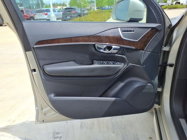 2016 Volvo XC90 T6 Momentum