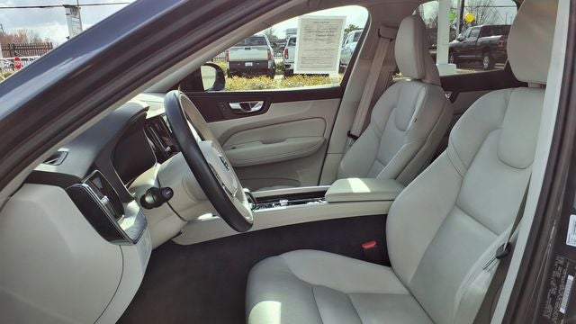 2023 Volvo XC60 B5 Plus Dark Theme