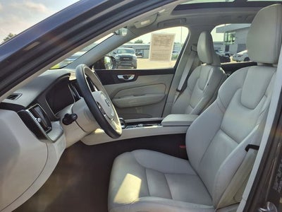 2023 Volvo XC60 B5 Plus Dark Theme