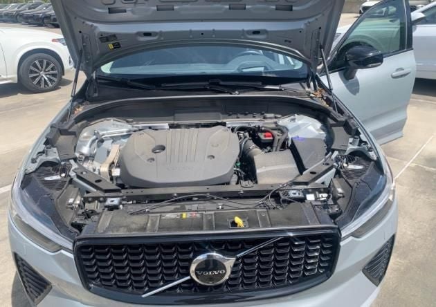 2024 Volvo XC60 B5 Ultimate Dark Theme