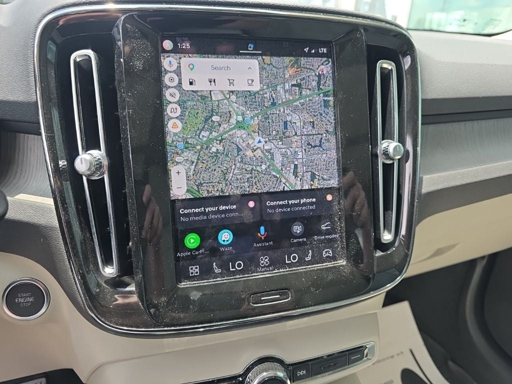 2024 Volvo XC40 B5 Plus Bright Theme