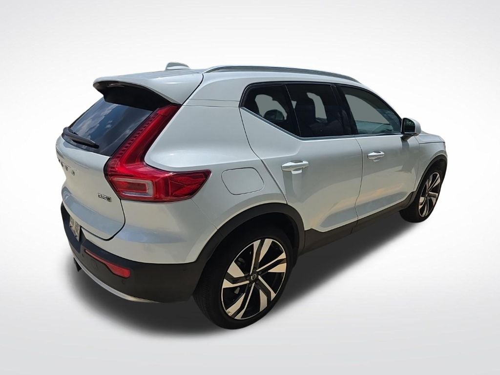 2024 Volvo XC40 B5 Plus Bright Theme