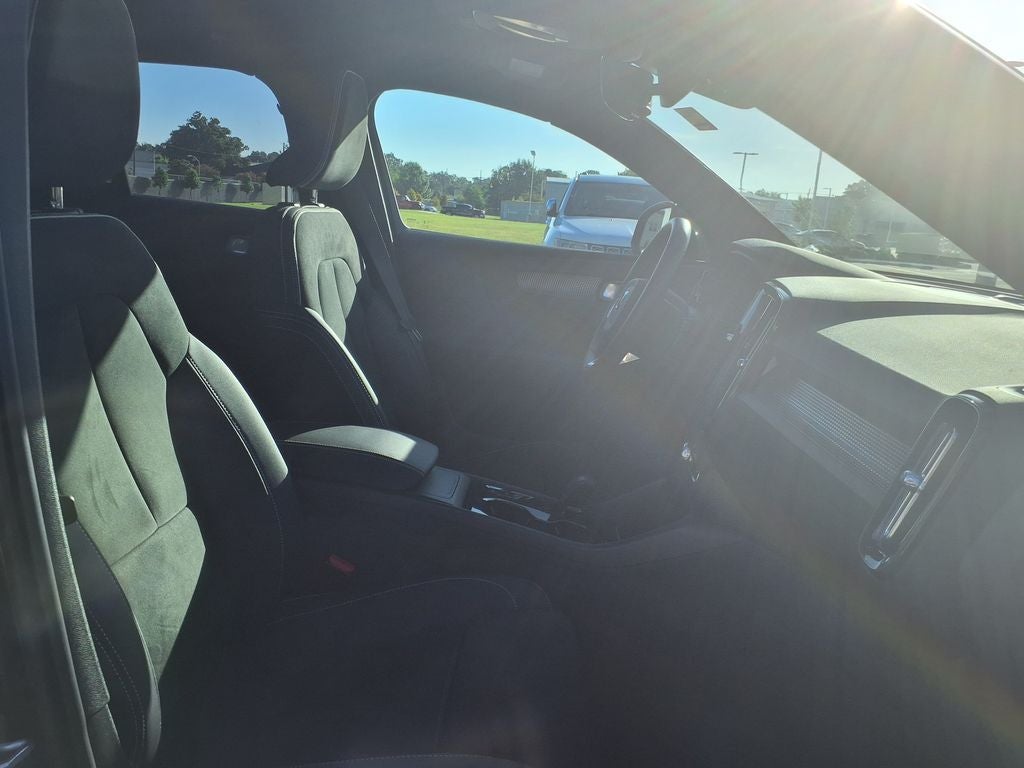 2023 Volvo XC40 B5 Plus Dark Theme