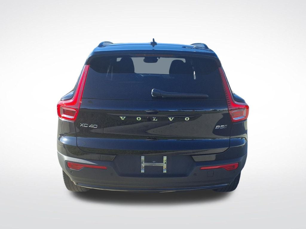 2023 Volvo XC40 B5 Plus Dark Theme