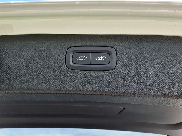 2026 Volvo XC90 B5 Plus