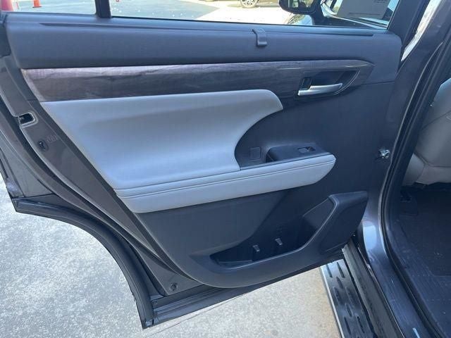 2025 Toyota Highlander Hybrid Platinum